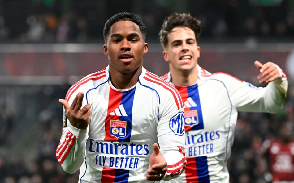 Endrick põe a partida no bolso, faz três gols e Lyon goleia o Metz por 5 a 2 na Ligue 1