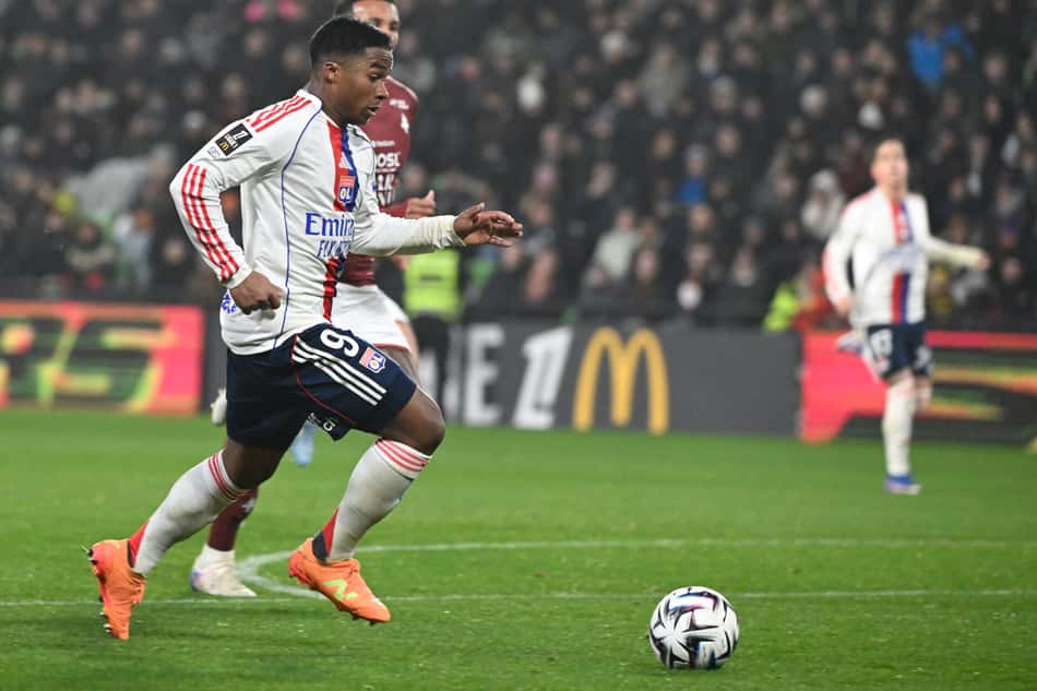 Endrick põe a partida no bolso, faz três gols e Lyon goleia o Metz por 5 a 2 na Ligue 1