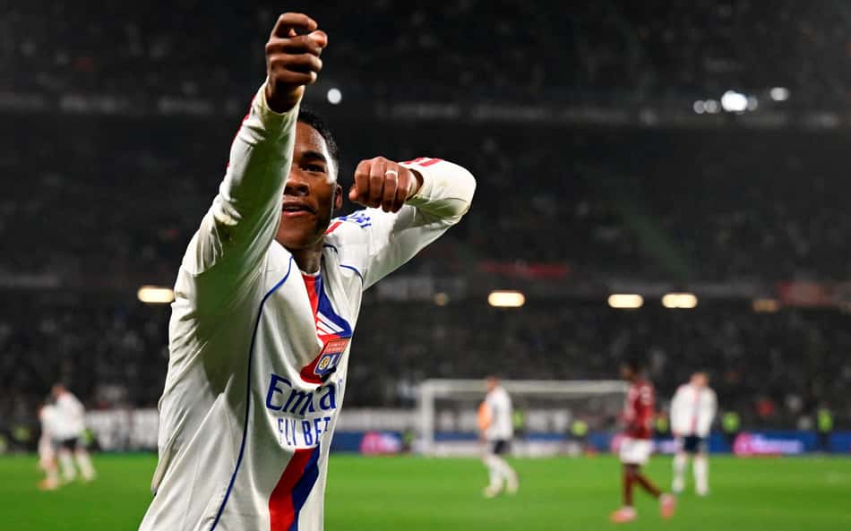 Endrick põe a partida no bolso, faz três gols e Lyon goleia o Metz por 5 a 2 na Ligue 1