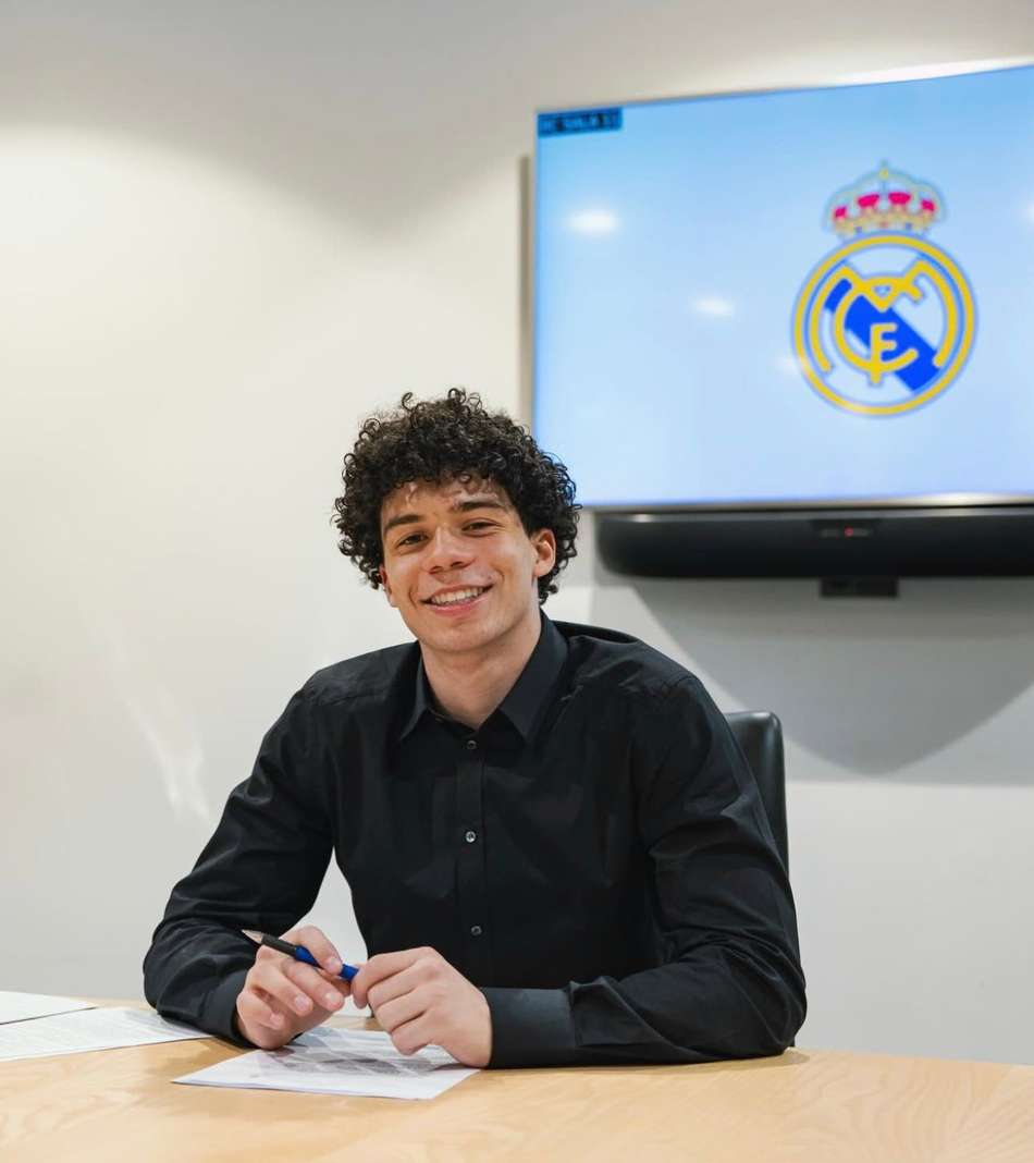 Enzo Alves, assinando seu primeiro contrato profissional com o Real Madrid (Foto: Reprodução/Instagram)
