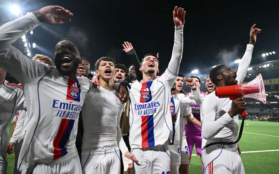 Equipe do Lyon comemorando a classificação para as oitavas das Europa League (Foto: Sébastien Bozon/AFP)