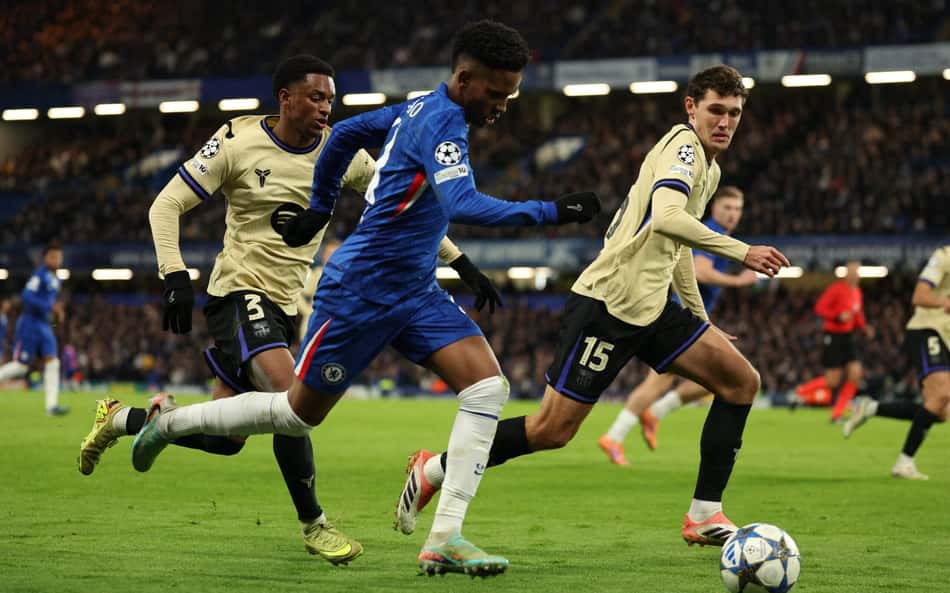 Estêvão em ação no duelo entre Chelsea e Barcelona, na Champions League (Foto: Adrian Dennis/AFP)