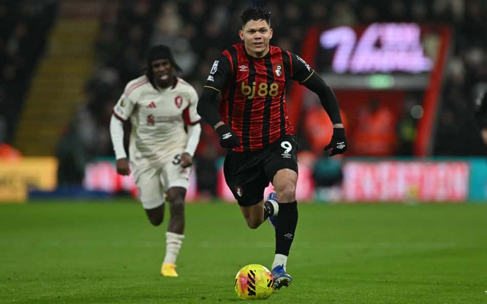 Evanílson em ação pelo Bournemouth contra o Liverpool, pela Premier League