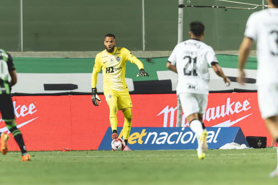 Éverson em Coelho e Galo (Foto: Pedro Souza / Atlético)