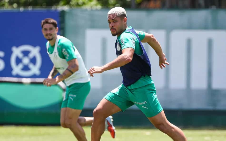 Vitor Roque trabalha com bola e pode reforçar o Palmeiras em clássico
