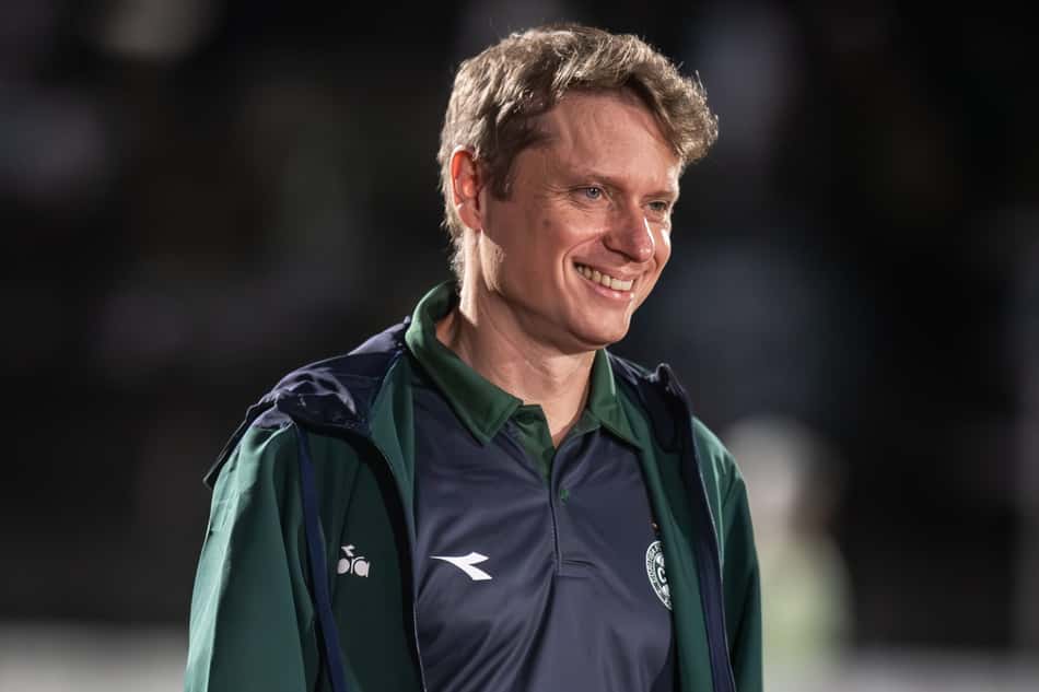 Fernando Seabra sorri durante partida do Coritiba