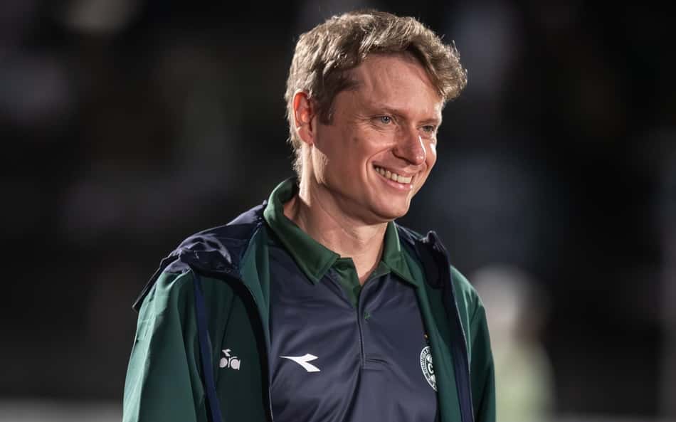 Após estreia no Coritiba, Fernando Seabra projeta clássico contra o Athletico