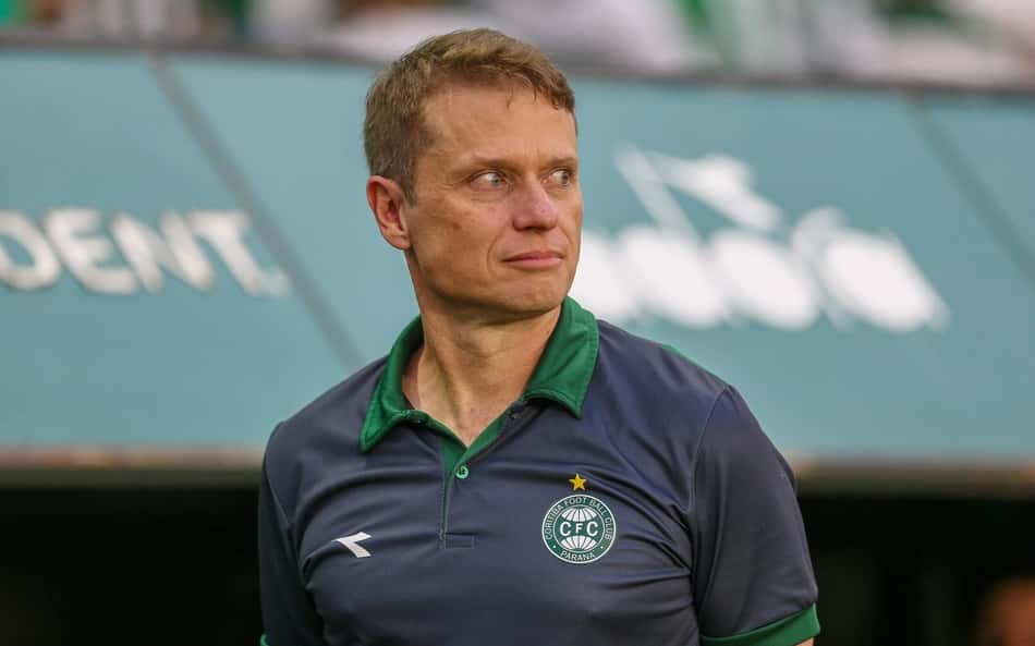 Fernando Seabra elogia 'caráter' do Coritiba após derrota com um a menos