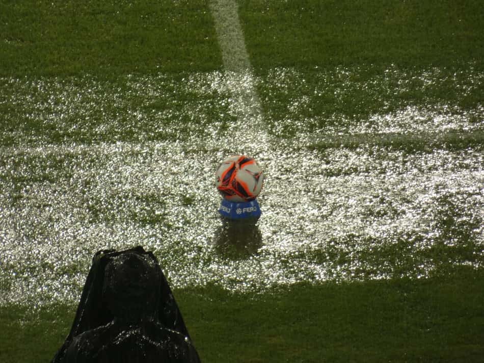 Fluminense x Flamengo paralisado por chuva no Maracanã (Foto: Lucas Bayer/ Lance!)