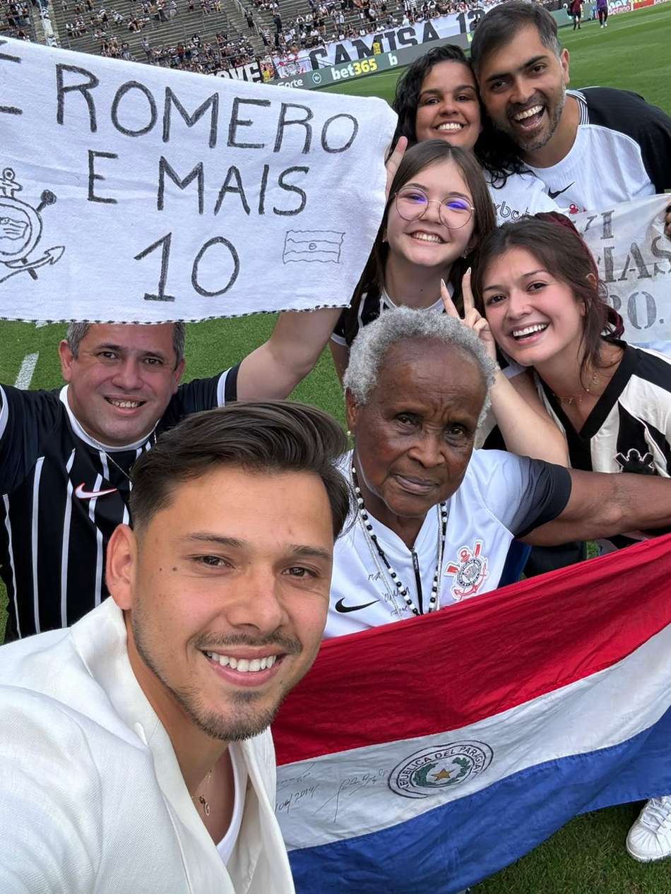 Romero foi homenageado (Foto: Reprodução/Corinthians)