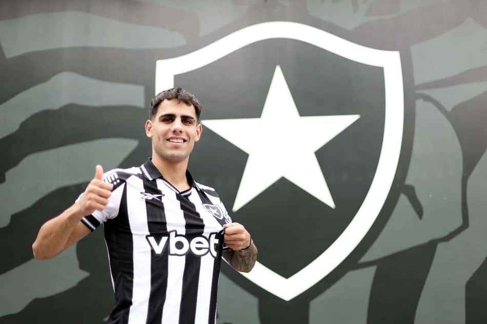 Lucas Villalba foi contratado junto ao Nacional-URU (Foto: Divulgação/Botafogo)