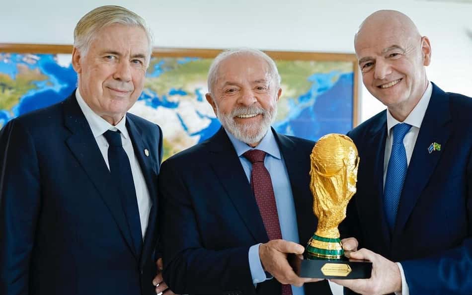 Lula pede para Carlo Ancelotti assumir o Corinthians no futuro: 'Por favor'