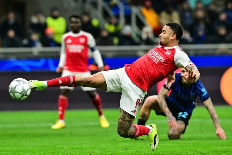Gabriel Jesus finaliza para abrir o placar para o Arsenal contra a Inter de Milão, na Champions