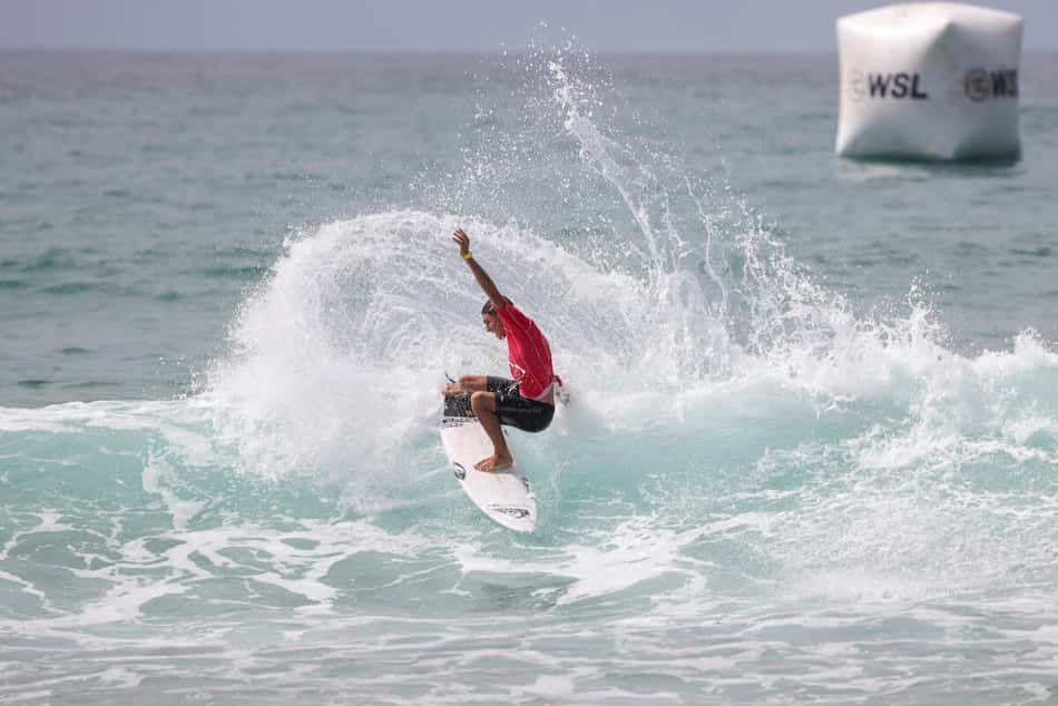Gabriel Klaussner se destacou na repescagem do Mundial Júnior de Surfe (Foto: WSL / Daniel Smorigo)