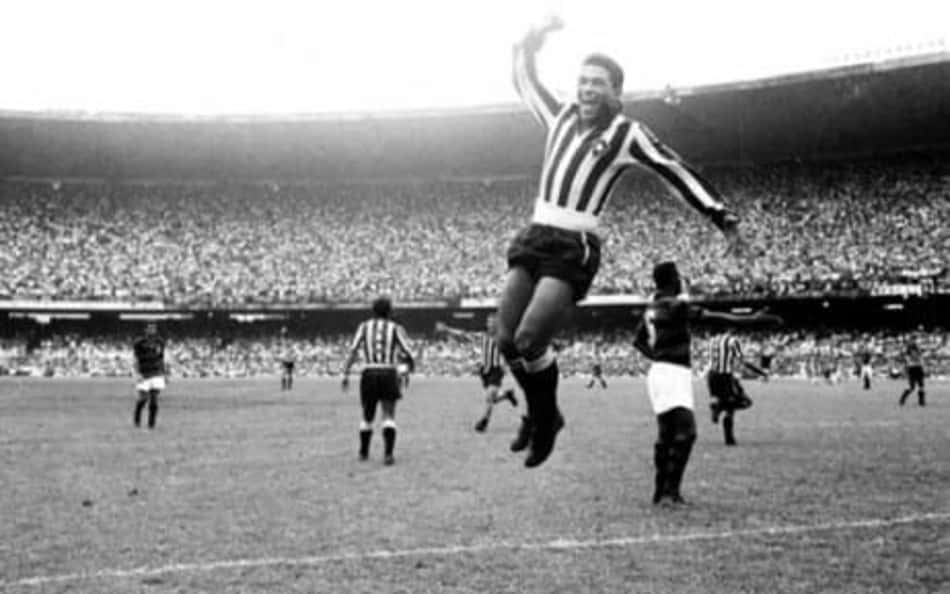 Garrincha com a camisa do Botafogo, símbolo da era de ouro alvinegra nos anos 1950 e 1960. (Arquivo Lance!)