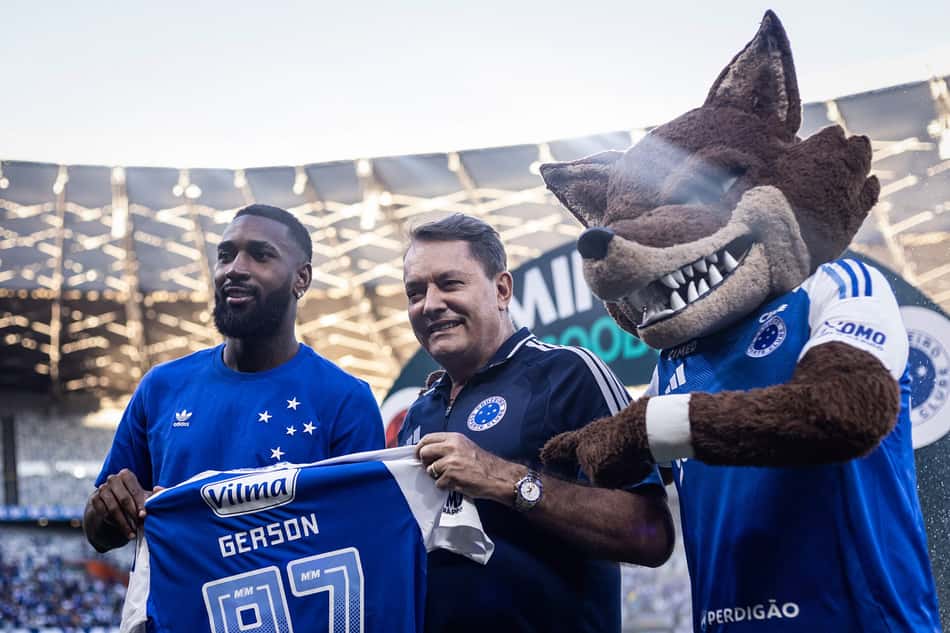 Gérson e Pedrinho, em apresentação a torcida do Cruzeiro no Mineirão