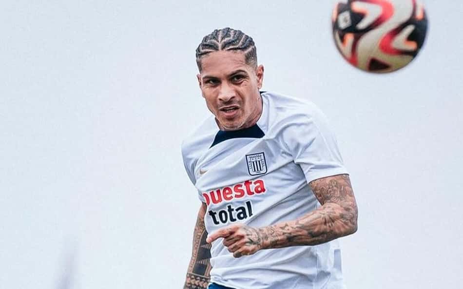 Guerrero é agredido por torcedores após companheiro ex-Flamengo ser acusado de abuso sexual