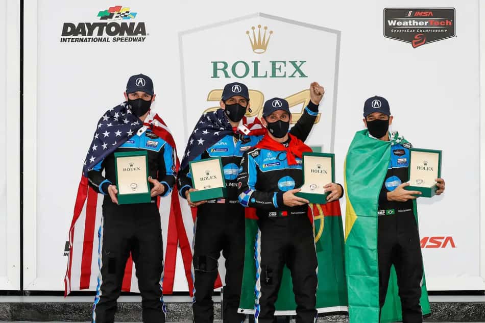 Guloso, Helio Castroneves tem três relógios por vitórias na Rolex 24 at Daytona em 2021, 2022 e 2023