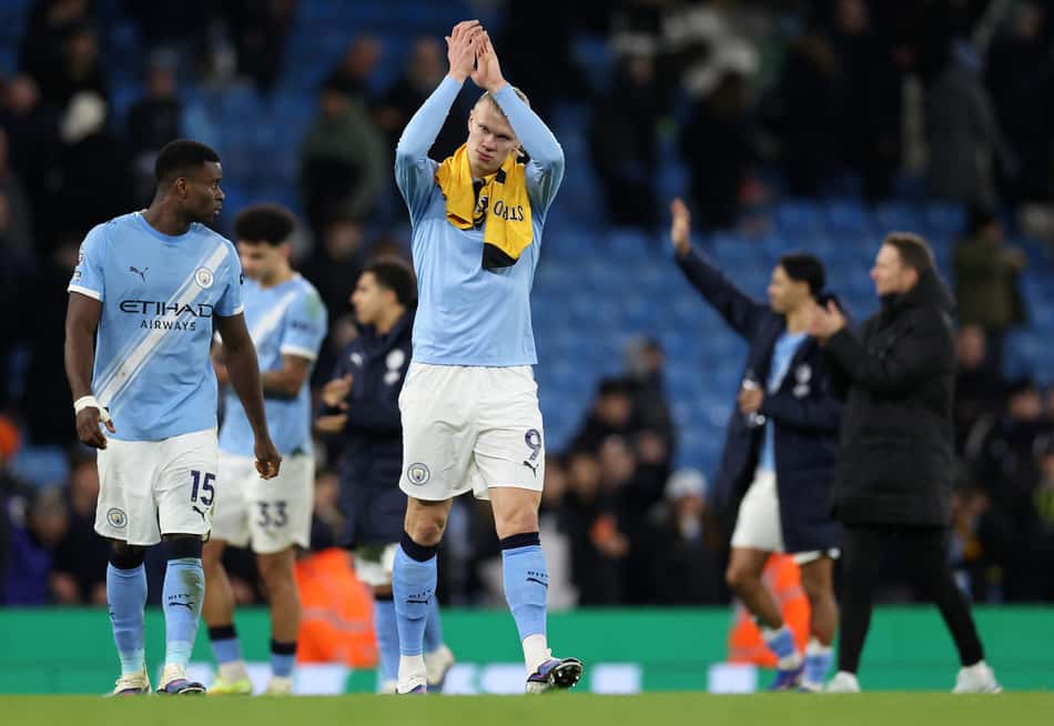 Haaland aplaude torcida após vitória do Manchester City sobre o Wolverhampton