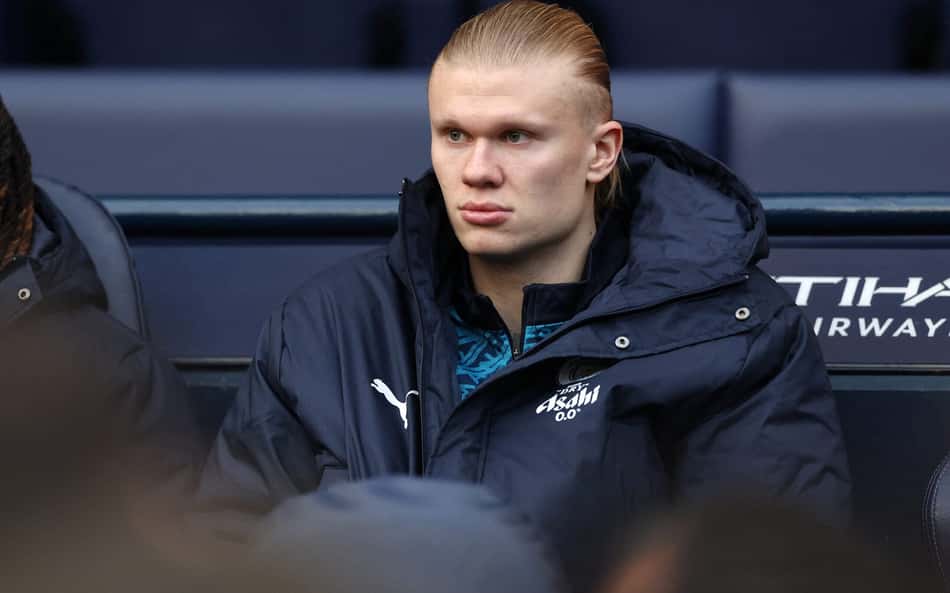 Haaland iniciou o duelo entre Manchester City e Wolverhampton no banco de reservas