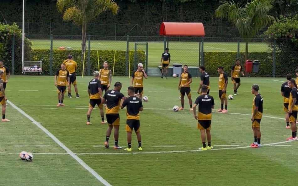 Vídeo: Alisson retorna, é recebido pelo elenco do  São Paulo, e trio fica na parte interna do CT