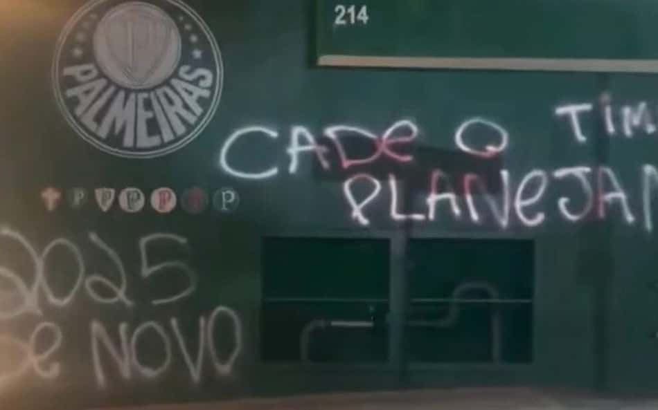 Muros sede do Palmeiras pichados
