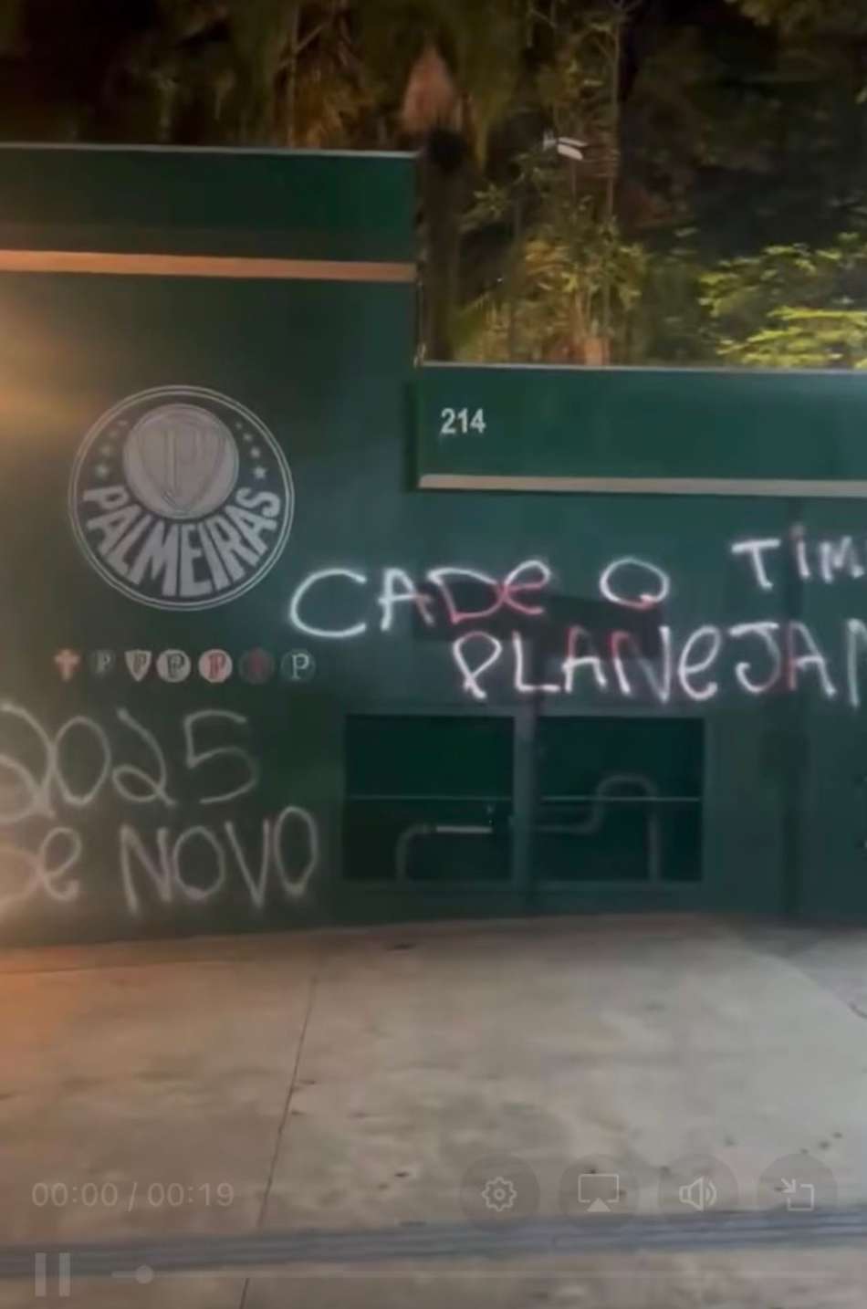 Muros sede do Palmeiras pichados