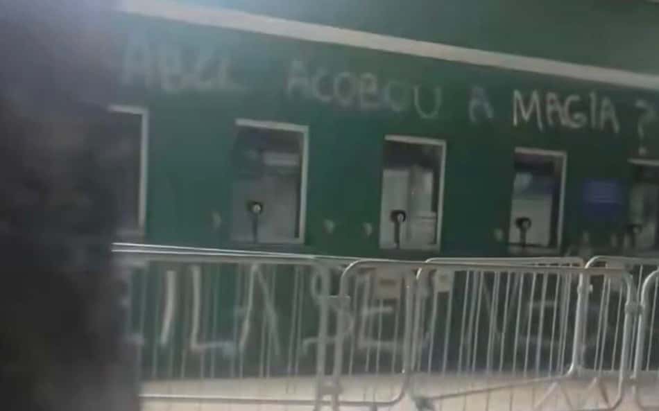 Muros sede do Palmeiras pichados