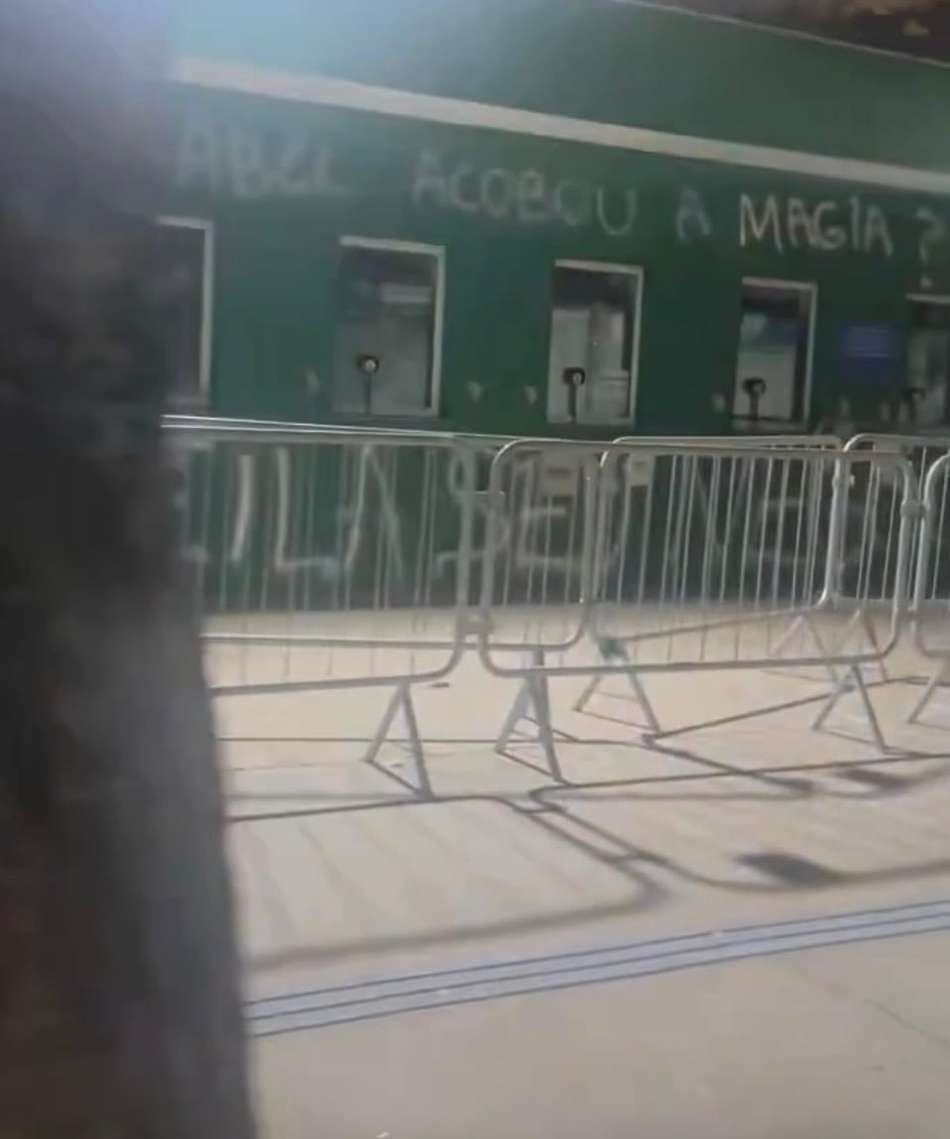 Muros sede do Palmeiras pichados