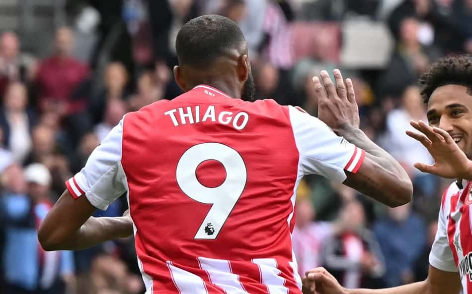 O brasileiro Igor Thiago marca duas vezes contra o Manchester United e é o destaque da sexta rodada da Premier League (Foto: Justin Tallis/AFP)
