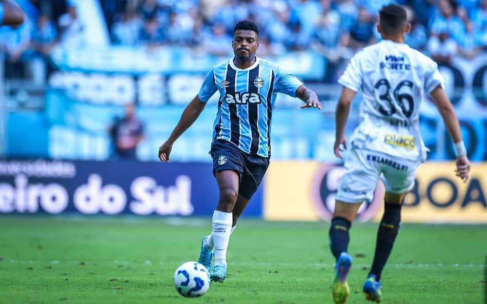Jemerson com bola na vitória do Grêmio sobre o Santos. (Foto: Lucas Uebel/Grêmio FBPA)