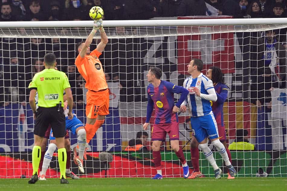 Joan García em ação pelo Barcelona (Foto: MANAURE QUINTERO / AFP)