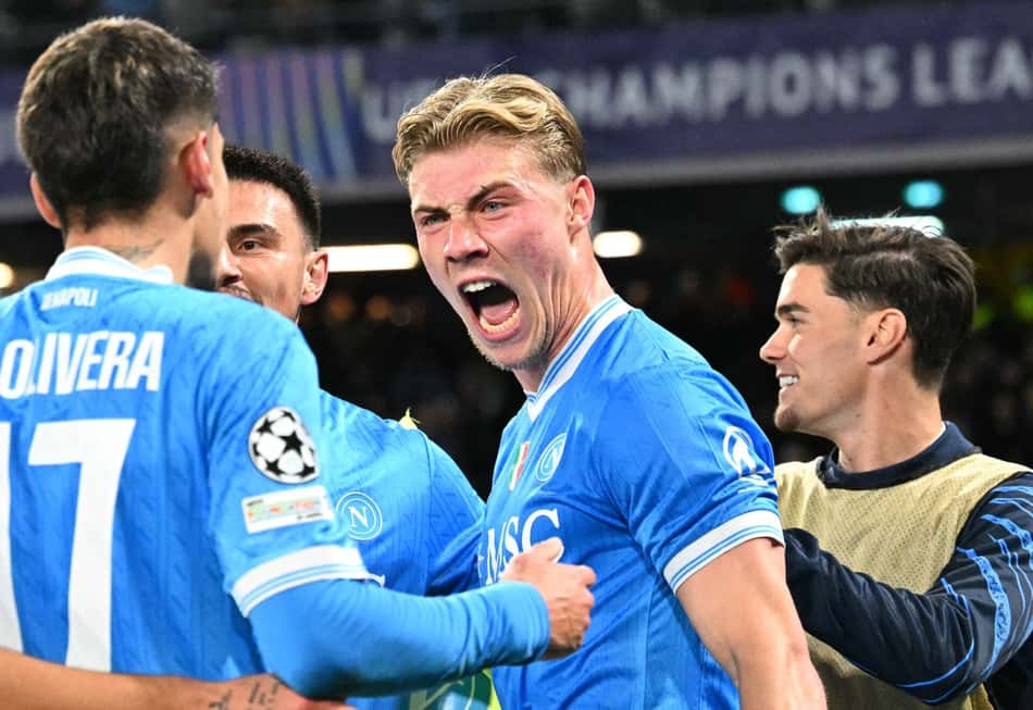Rasmus Hojlund em ação pelo Napoli (Foto: Andreas SOLARO / AFP)