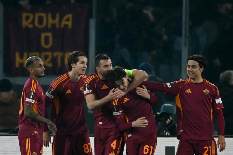 Jogadores da Roma comemorando o gol marcado an Europa League (Foto: Filippo Monteforte/AFP)