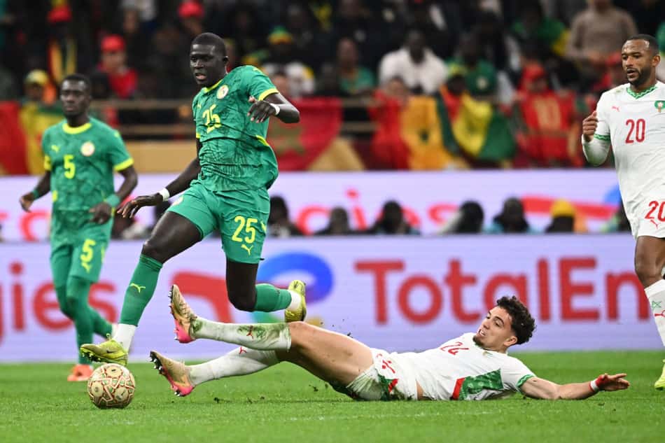 Jogadores de Senegal e Marrocos em disputa pela bola na Copa Africana de Nações (Foto: Sebastien Bozon/AFP)