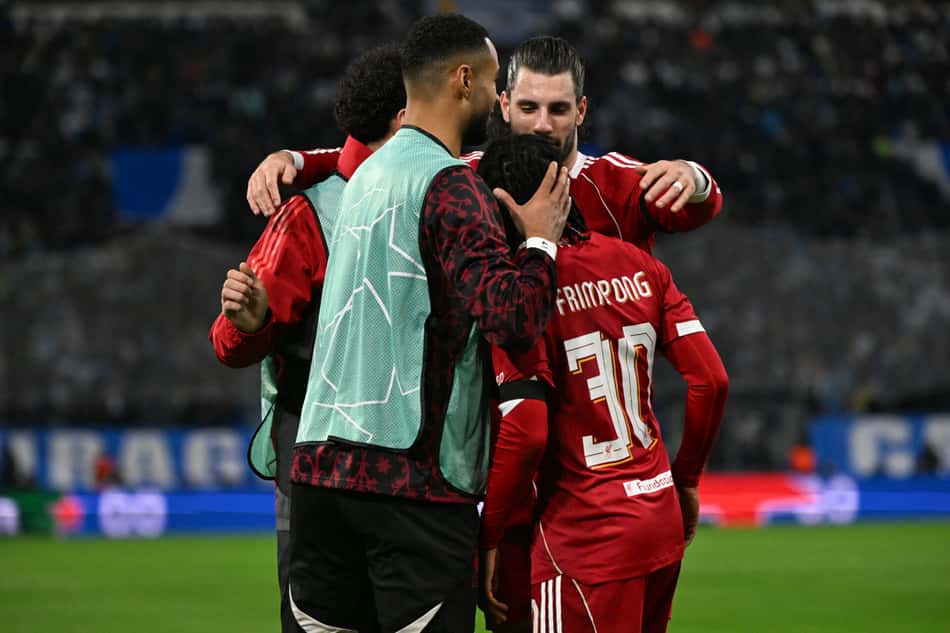 Jogadores do Liverpool comemorando o gol na Champions League (Foto: Miguel Medina/AFP)