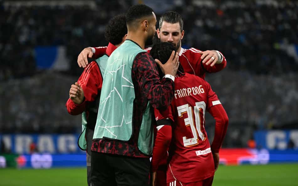 Jogadores do Liverpool comemorando o gol na Champions League (Foto: Miguel Medina/AFP)