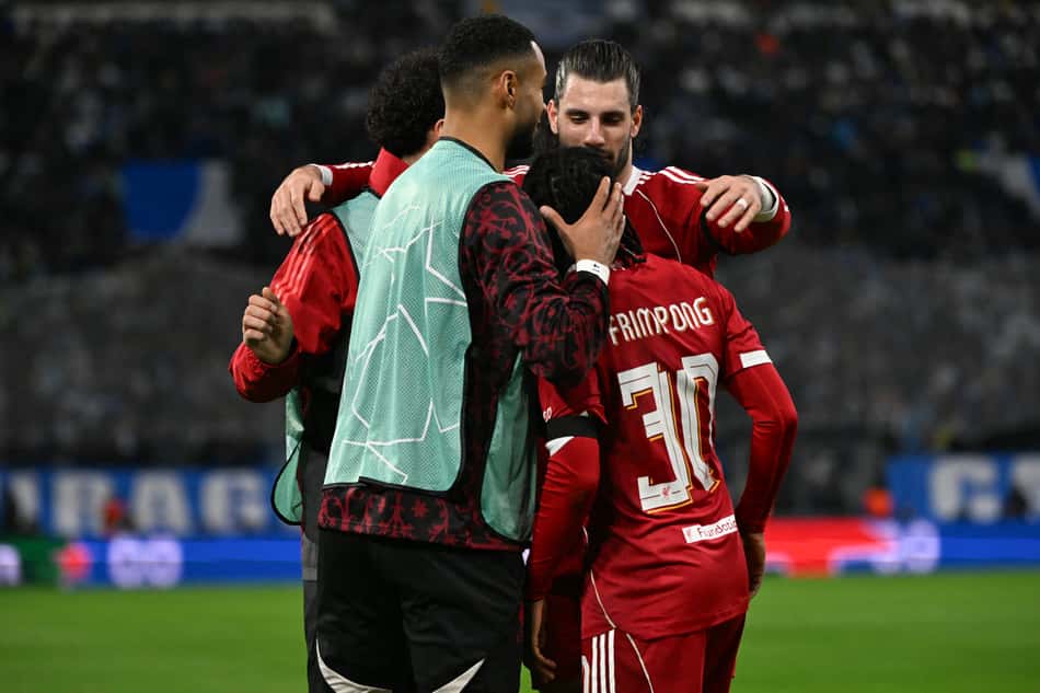 Jogadores do Liverpool comemorando o gol na Champions League (Foto: Miguel Medina/AFP)