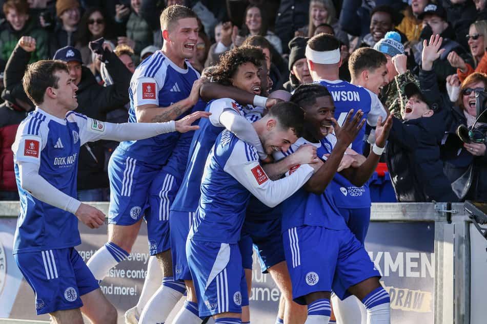 Jogadores do Macclesfield comemoram vitória sobre Crystal Palace e classificação história na FA Cup