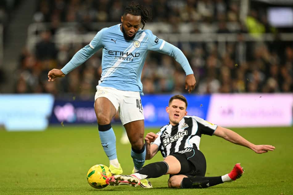 Jogos de hoje: jogadores de Manchester City e Newcastle disputam a bola no jogo de ida da Copa da Liga Inglesa (Foto: Oli Scarff/AFP)