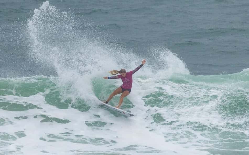 Surfistas brasileiros avançam às oitavas no Mundial Júnior de Surfe