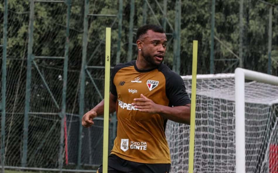 Luan em treino pelo São Paulo