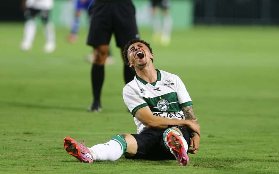 Vídeo: jogador do Coritiba fratura o antebraço em choque com o goleiro no Paranaense
