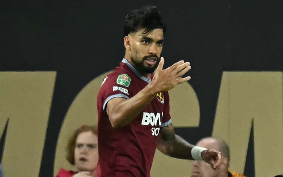 Lucas Paquetá comemora gol marcado pelo West Ham sobre o Wolverhampton, na Copa da Liga Inglesa