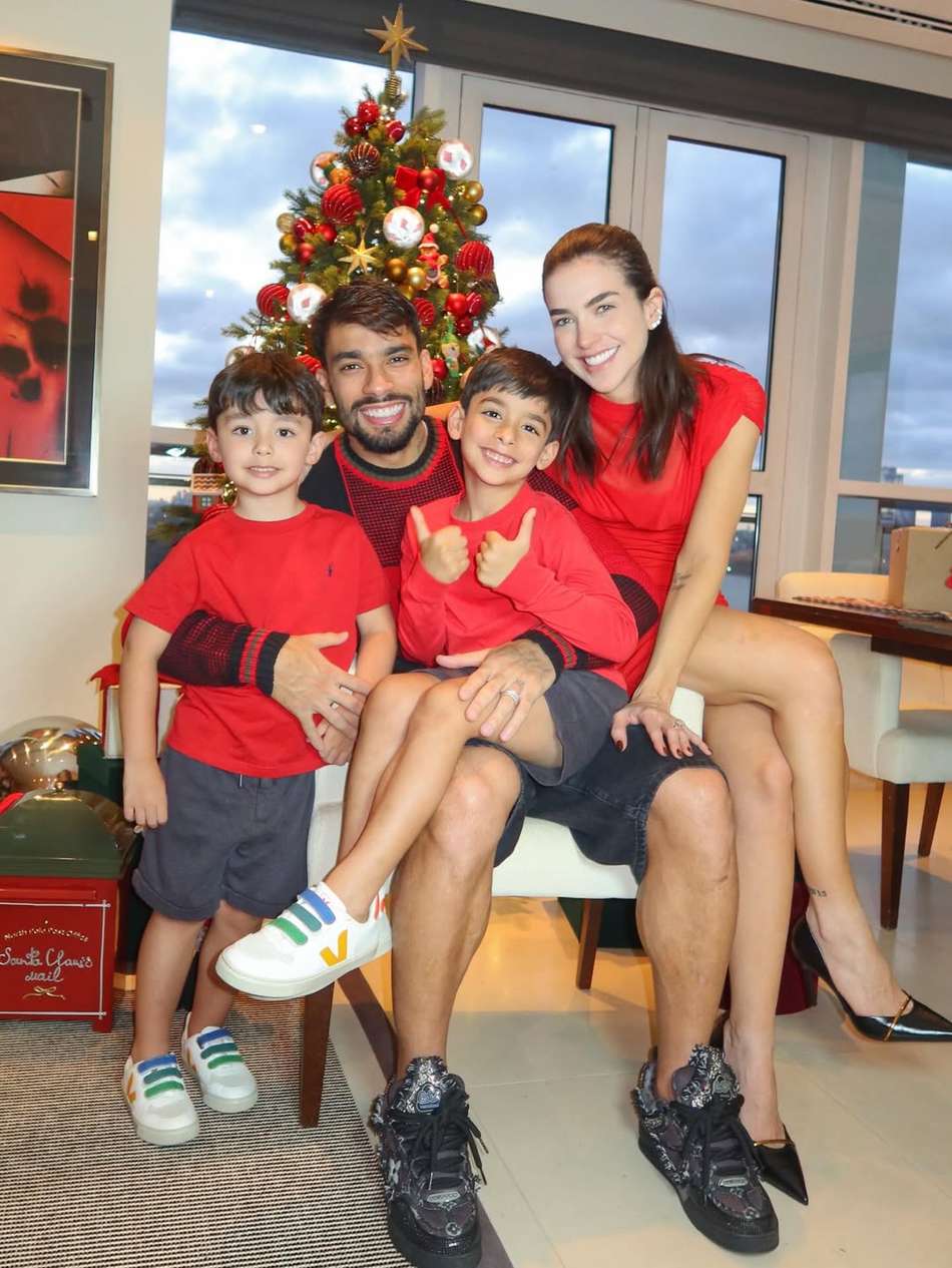Lucas Paquetá e Duda Fournier vestidos com as cores do Flamengo