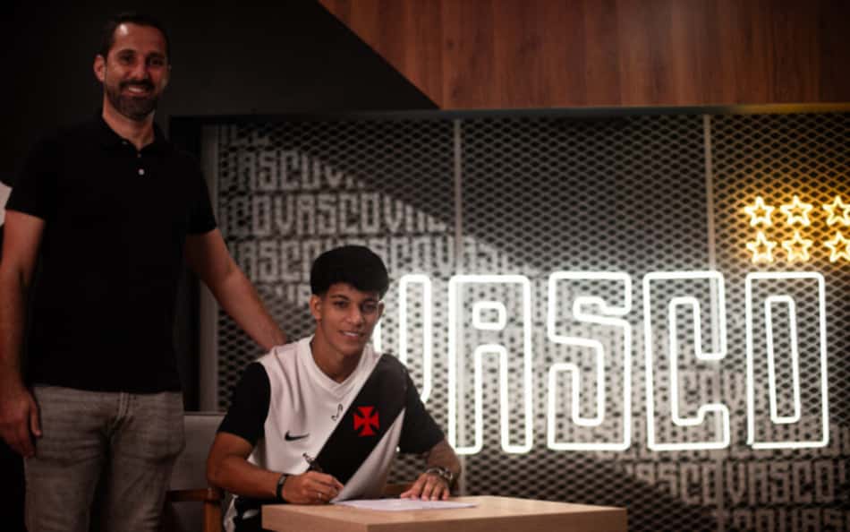 Vasco assina contrato definitivo com Lócio; entenda negociação com o Resende