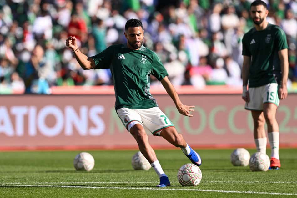 Mahrez no aquecimento de Argélia x Nigéria, pela Copa Africana de Nações