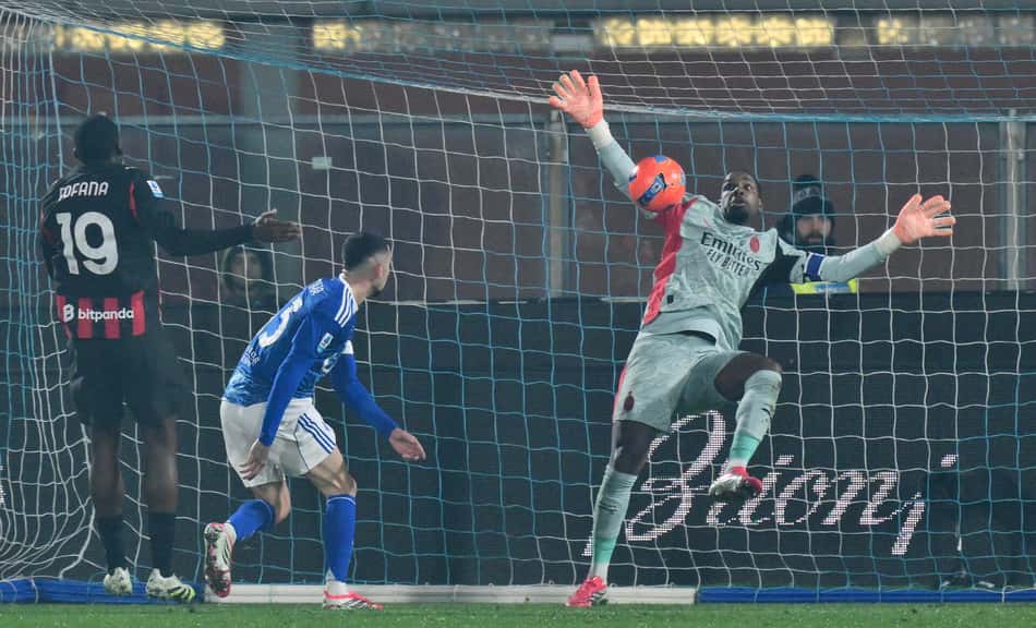 Maignan faz defesa em jogo do Milan contra o Como, pelo Campeonato Italiano