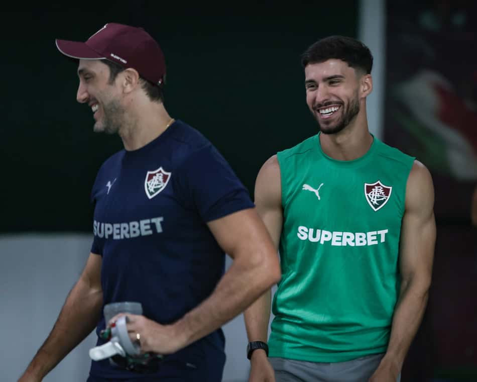 Martinelli e Zubeldía em reapresentação do Fluminense (Foto: Lucas Merçon e Marcelo Gonçalves/ Fluminense FC)