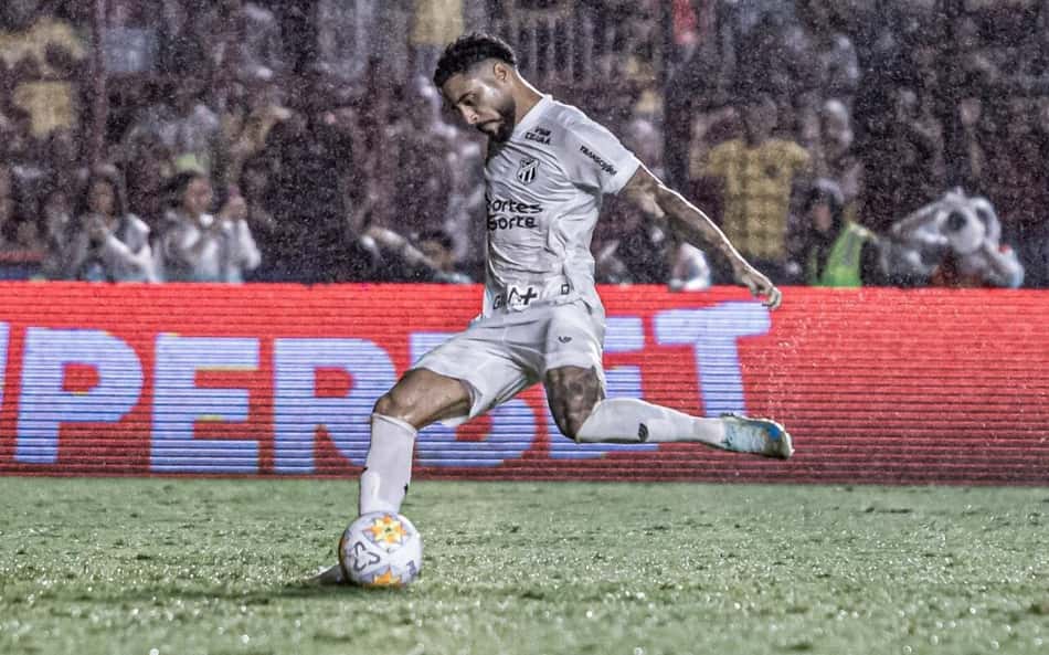 Ceará segue com lateral do Bahia no radar, mas vê cenário difícil